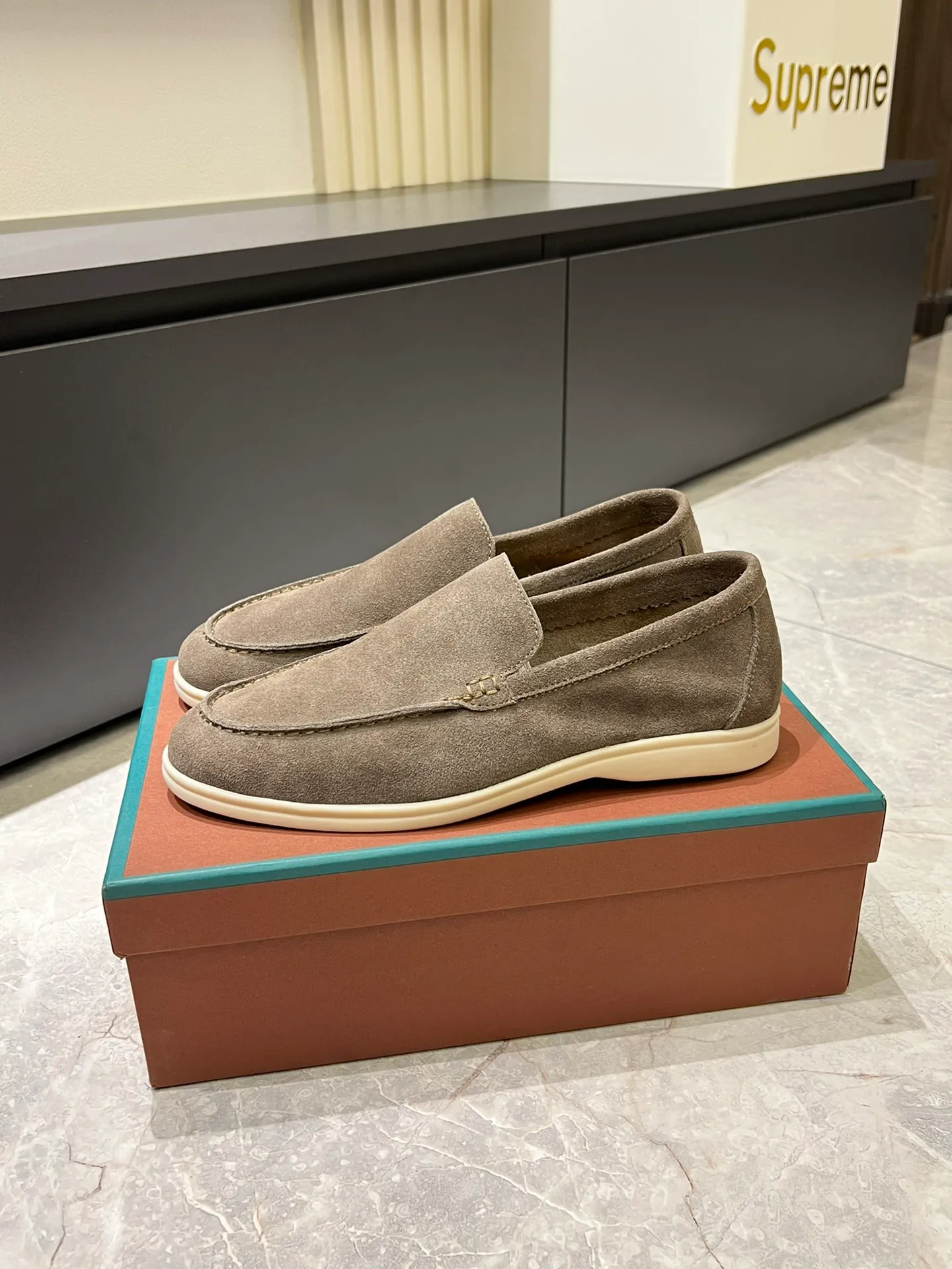 Men's shoes 💰p360 "Loro men's shoes 💰pian'*" Classic L men's shoes for couples 💰p Top version British flat loafers, a must-have item in old money style, the minimalist design is eye-catching and durable, a plus point for dressing The soft foot feel and texture are outstanding. They don’t scratch your feet and are very nice. They are matched with soft and waxy soles. They can be worn daily for a long time without getting tired. They are easy to wear, versatile and classic items, with perfect foot feel and texture! Imported cashmere fabric, the lining is made of imported A-grade water-dyed cow lining, the top version of the genuine leather midsole is sewn with pure handmade mark thread! Size: Female 35-40 (34. Customized) Male 38-44 (45.46. Customized)